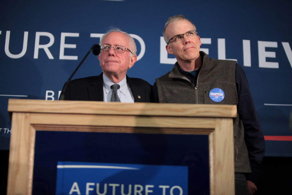 Bill McKibben (t.h.) og Bernie Sanders på et valgkamparrangement i 2016.