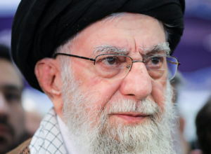 Irans øverste leder Ayatollah Ali Hosseini Khamenei. Nå vil argentinsk aktor ha arrestordre på ham. Foto: Wikipedia / CC BY 4.0 lisens.