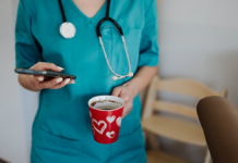 En av fire migrantarbeidere innen helsesektoren i UK føler seg uvelkommen – vurderer å reise