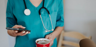 En av fire migrantarbeidere innen helsesektoren i UK føler seg uvelkommen – vurderer å reise